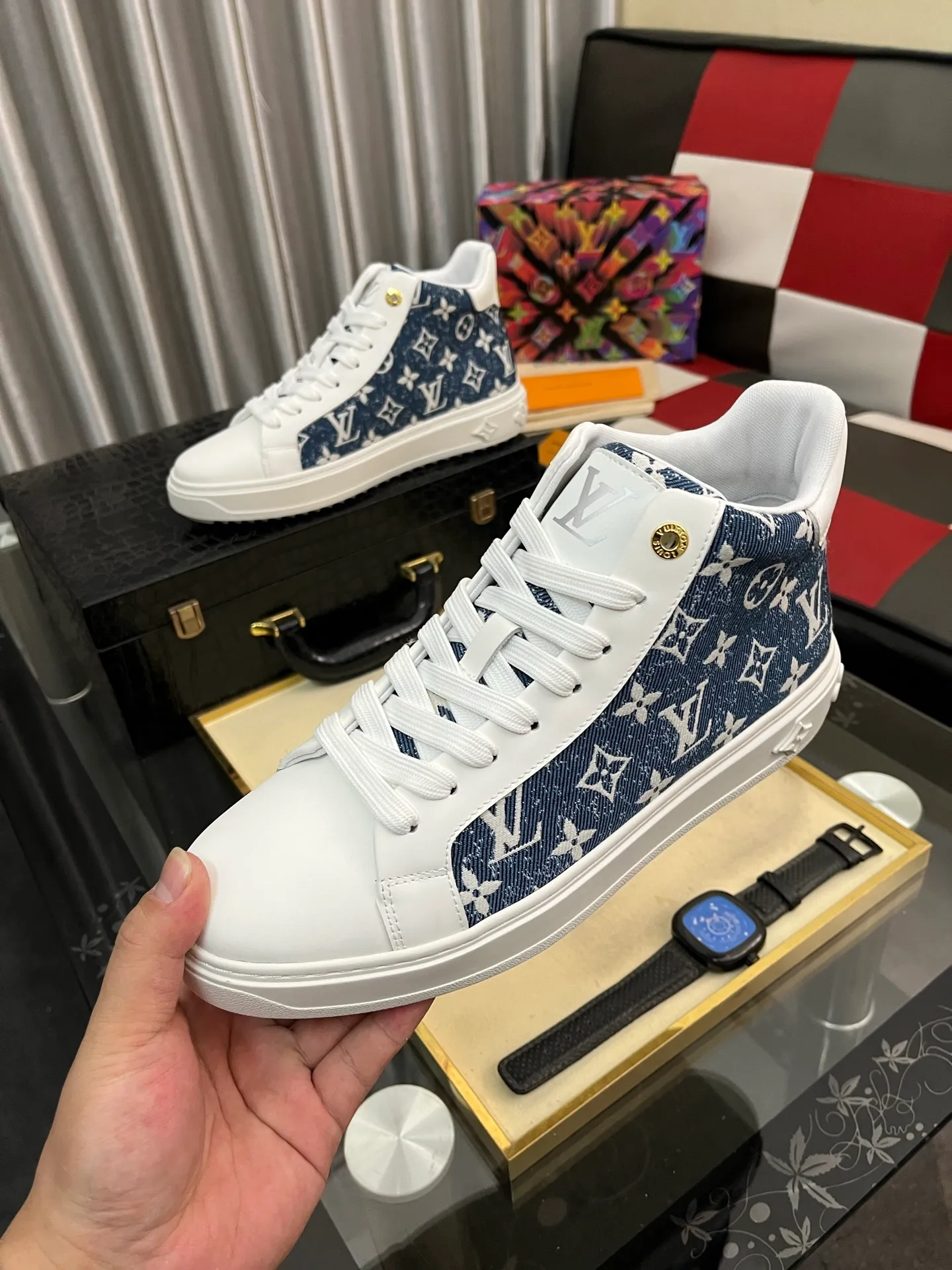 Men's shoes 💰: 560⌚️⌚️ Louis vuitton/LV Louis Vuitton 》Original quality.~ Unique modern style sneakers. 🏃A must-have casual shoe for trendy men😍😍 Original brand imported from Italy, imported original leather, sheep lining (refuses to discolor and grind feet) Sole: Original sole provided by the original factory, French lazy style design ⚠️Fit to the feet, original quality, super comfortable original sole. Code number: 38-444⃣️Color optional